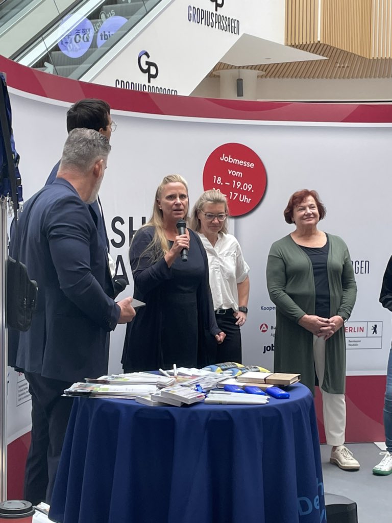 JOBPOINTBerlin's tweet photo. 🎉 Unsere #Jobmesse ist offiziell eröffnet und läuft auf Hochtouren! Großen Dank an alle Teilnehmenden der Eröffnung. 👏 Nutzen Sie die Chance: Treffen Sie heute und morgen in den Gropius Passagen über 7️⃣0️⃣ #Unternehmen mit ihren #Jobs. #Karriere #Ausbildung @SenASGIVA https://t.co/87BH6z6QXA
