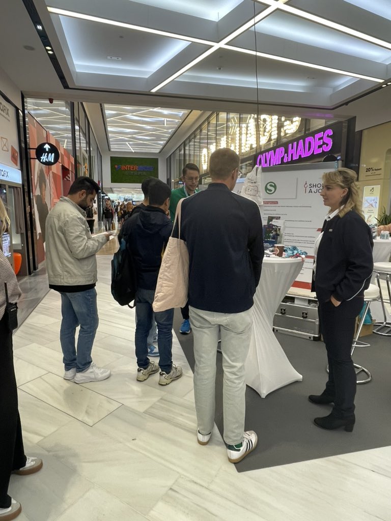JOBPOINTBerlin's tweet photo. 🎉 Unsere #Jobmesse ist offiziell eröffnet und läuft auf Hochtouren! Großen Dank an alle Teilnehmenden der Eröffnung. 👏 Nutzen Sie die Chance: Treffen Sie heute und morgen in den Gropius Passagen über 7️⃣0️⃣ #Unternehmen mit ihren #Jobs. #Karriere #Ausbildung @SenASGIVA https://t.co/87BH6z6QXA