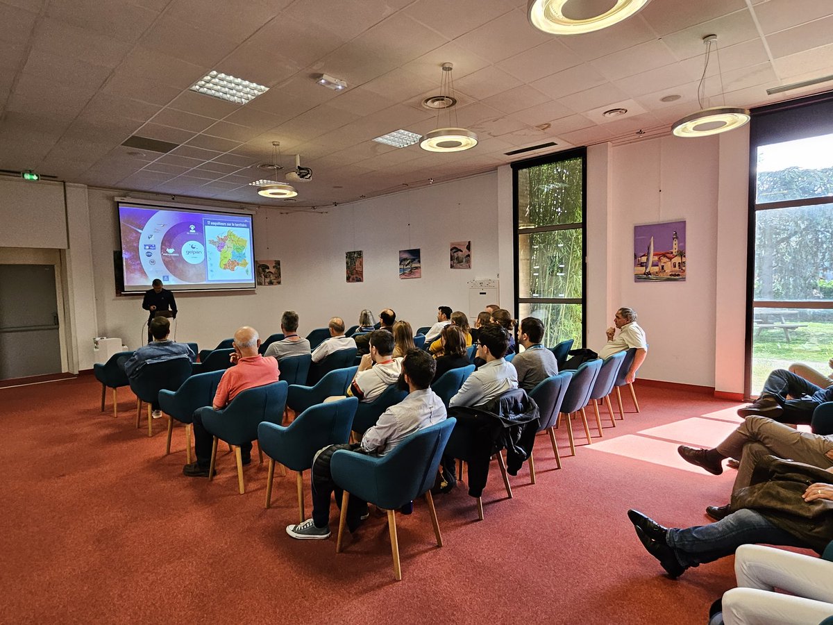 RECtlse's tweet photo. 💥En ce moment, 1er test chez #airbusDS des #Rec en entreprise, avec Frederic Courtade, directeur du  Geipan @CNES pour parler des phénomènes aerospatiaux non expliqués, avec expo toute la semaine de @Evidencebbh  #penseecritique #pan https://t.co/meBtXIe2Bc