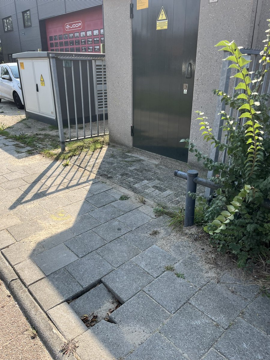 chrisvdworp's tweet photo. @gemVeenendaal op De Smalle Zijde t.h.v. nummer 30 ligt voor de trafo al een tijdje een verzakte stoeptegel. Een onoplettende wandelaar zou zich lelijk kunnen bezeren. Willen jullie dit verhelpen? https://t.co/FxzNRdiPD9