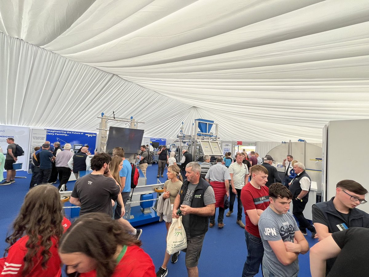 dairymaster's tweet photo. The sun is out and so are the crowds!🤩
#farming #dairyfarmer #dairymaster #nationalploughing #nationalploughingchampionship #dairymaster #irishagri #dairyfarm #farming #farm #farmmachinery #irishfarmer #agriculture #milkingparlour #cow #irishfarm #irishfarming #machinery https://t.co/sfliv29ZT4