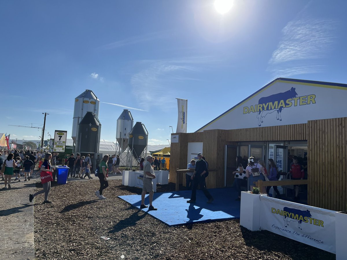 dairymaster's tweet photo. The sun is out and so are the crowds!🤩
#farming #dairyfarmer #dairymaster #nationalploughing #nationalploughingchampionship #dairymaster #irishagri #dairyfarm #farming #farm #farmmachinery #irishfarmer #agriculture #milkingparlour #cow #irishfarm #irishfarming #machinery https://t.co/sfliv29ZT4