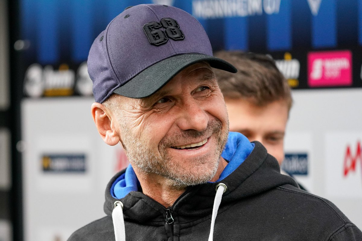 Aufstiegstrainer 𝗕𝗲𝗿𝗻𝗵𝗮𝗿𝗱 𝗧𝗿𝗮𝗿𝗲𝘀 kehrt zu unserem SVW zurück. 🔵⚫️
Bereits von 2018 bis 2020 stand der 59-Jährige an der Seitenlinie des SV Waldhof Mannheim. 
Alle weiteren Infos gibt es unter svw07.de 🙌🏼
___________
#svw07 #wirsindwaldhof