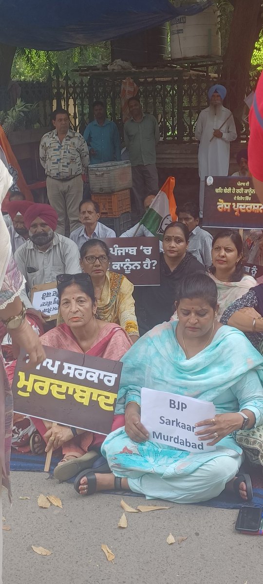 LataVermaINC's tweet photo. प्रदेश में बिगड़ती कानून व्यवस्था को सुधारने के लिए आम आदमी पार्टी सरकार को जगाने के लिए डीएसपी ऑफिस के बाहर धरना दिया गया।
#aapdapaap #failsarkar #lawandorder
#punjabsarkar_murdabaad
#PunjabCongress #Zindabad https://t.co/t1mOMSZqKy