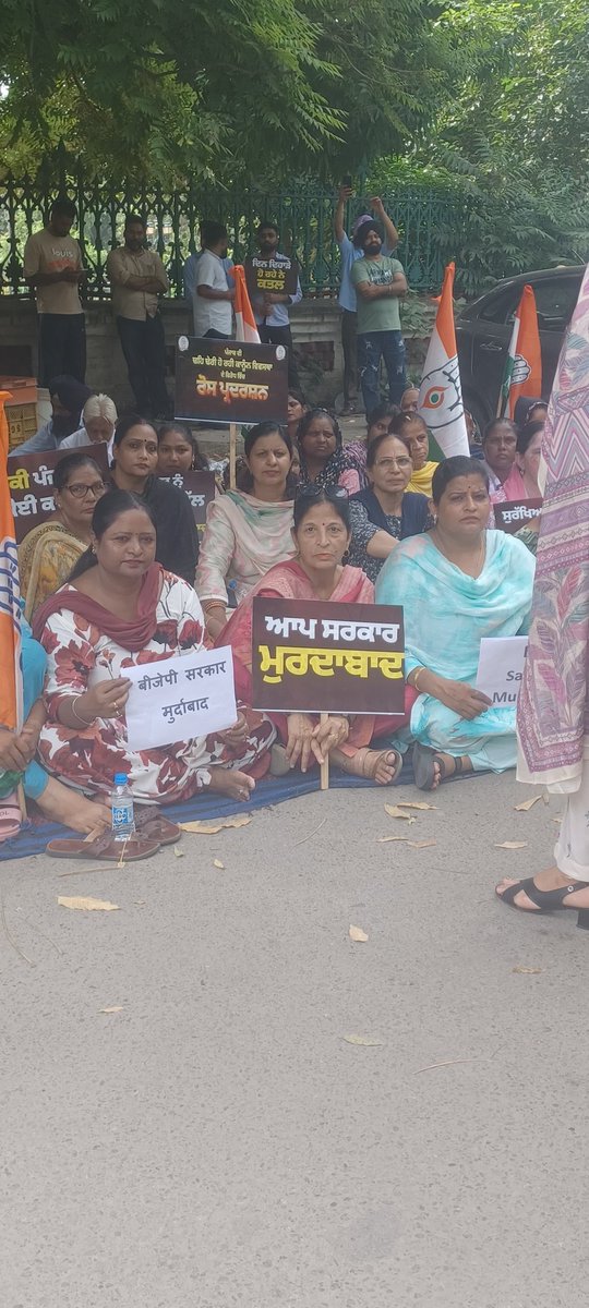 LataVermaINC's tweet photo. प्रदेश में बिगड़ती कानून व्यवस्था को सुधारने के लिए आम आदमी पार्टी सरकार को जगाने के लिए डीएसपी ऑफिस के बाहर धरना दिया गया।
#aapdapaap #failsarkar #lawandorder
#punjabsarkar_murdabaad
#PunjabCongress #Zindabad https://t.co/t1mOMSZqKy