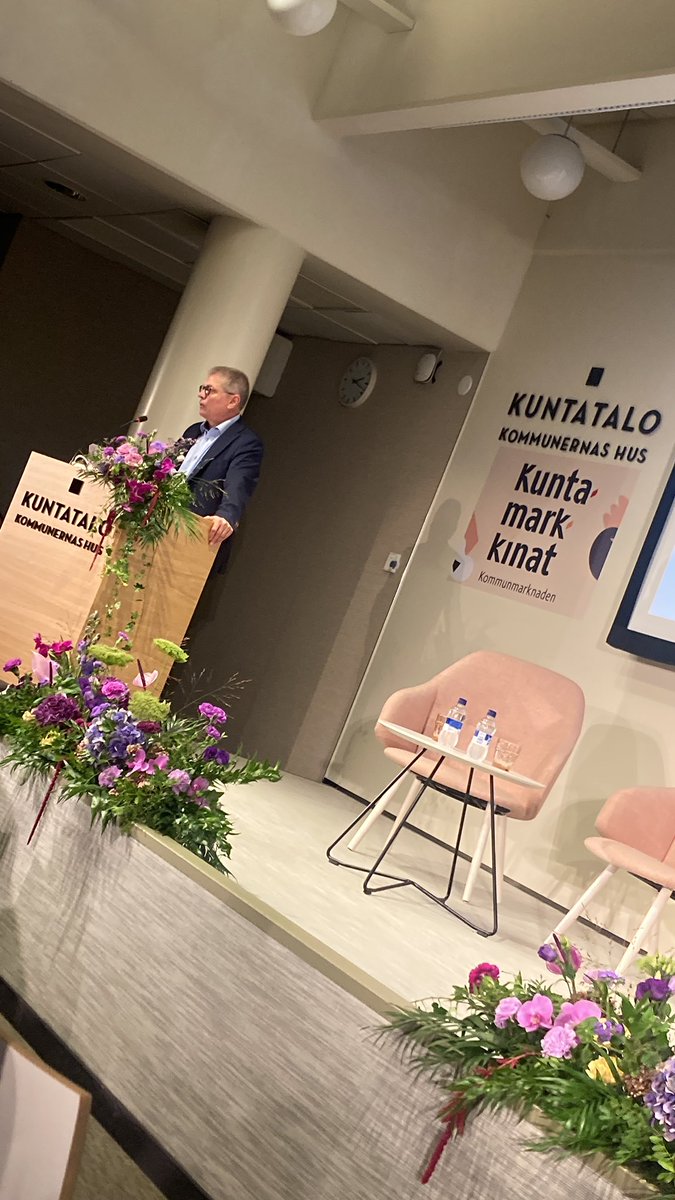 . <a href="/MarkkuJalonen/">Markku Jalonen</a> avaa työmarkkinaseminaarisss tulevia muutoksia. Aikuiskoulutustuen lakkauttaminen huolettaa, eikä korvaavaa järjestelmää ole valmiina. Tämä pahentaa työvoimapulaa ja vaikuttaa erityisesti sotealalla. <a href="/KTtyonantaja/">Kunta- ja hyvinvointialuetyönantajat KT</a>