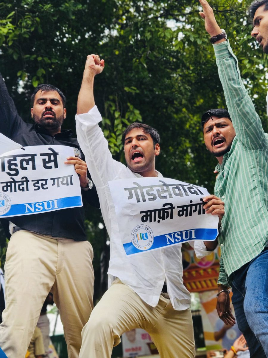 राहुल गांधी जी पर आपत्तिजनक टिप्पणी और जान से मारने की धमकी के ख़िलाफ़ NSUI का प्रदर्शन 

नरेंद्र मोदी जी आपकी घटिया और गंदी राजनीति बेनक़ाब हो चुकी है! बेशर्म मंत्री रविंद्र सिंह बिट्टू और BJP के गाली बाज विधायकों को तत्काल पार्टी और सरकार से बर्खास्त करो।

ये देश मोहब्बत से