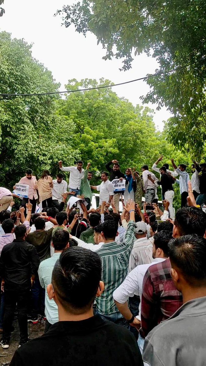 varunchoudhary2's tweet photo. राहुल गांधी जी पर आपत्तिजनक टिप्पणी और जान से मारने की धमकी के ख़िलाफ़ NSUI का प्रदर्शन 

नरेंद्र मोदी जी आपकी घटिया और गंदी राजनीति बेनक़ाब हो चुकी है! बेशर्म मंत���री रविंद्र सिंह बिट्टू और BJP के गाली बाज विधायकों को तत्काल पार्टी और सरकार से बर्खास्त करो।

ये देश मोहब्बत से चलेगा, हत्यारों और गालीबाजों के हिसाब से नहीं!