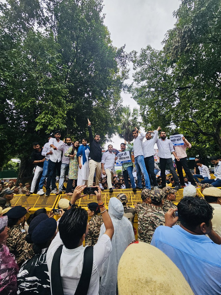 varunchoudhary2's tweet photo. राहुल गांधी जी पर आपत्तिजनक टिप्पणी और जान से मारने की धमकी के ख़िलाफ़ NSUI का प्रदर्शन 

नरेंद्र मोदी जी आपकी घटिया और गंदी राजनीति बेनक़ाब हो चुकी है! बेशर्म मंत���री रविंद्र सिंह बिट्टू और BJP के गाली बाज विधायकों को तत्काल पार्टी और सरकार से बर्खास्त करो।

ये देश मोहब्बत से चलेगा, हत्यारों और गालीबाजों के हिसाब से नहीं!