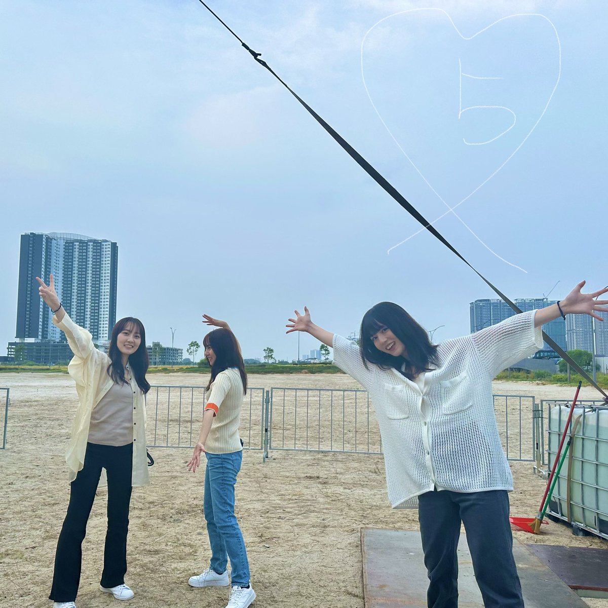 9月18日、本日デビュー5周年を迎えることができました。✨
思い出がたーっくさんで、全部宝物です。
３人で経験したこと、そしてみなさんと過ごした時間。振り返れば本当に幸せな5年間です。🍀いつも本当にありがとうございます💐
これからも、幸せな日々が続きますように🌷
#SARDUNDERGROUND
#5周年🌈