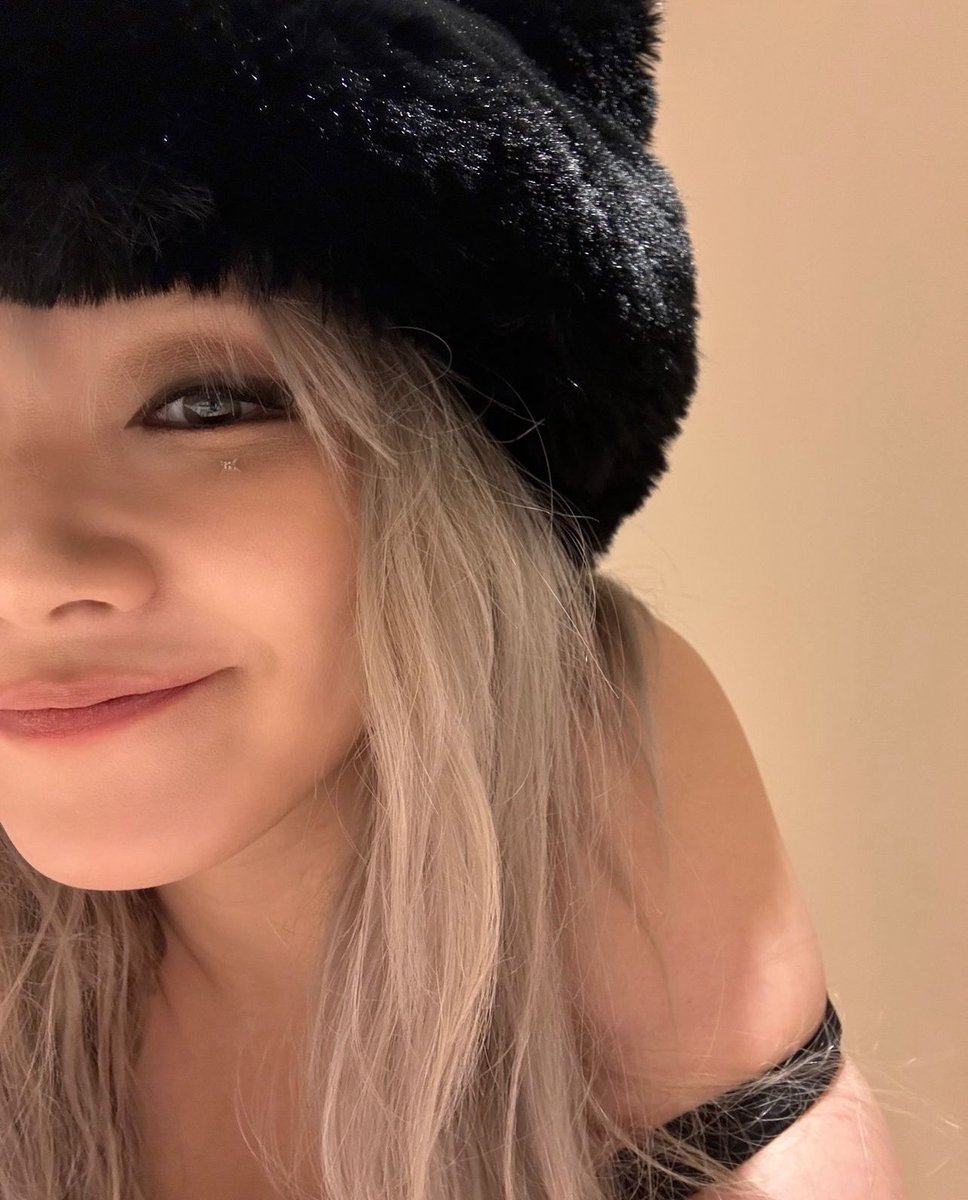 BaddestFemaleCL's tweet photo. CL instagram updates 🥰🥰

 #CL #씨엘 @chaelinCL https://t.co/9TUYoEmu7Q