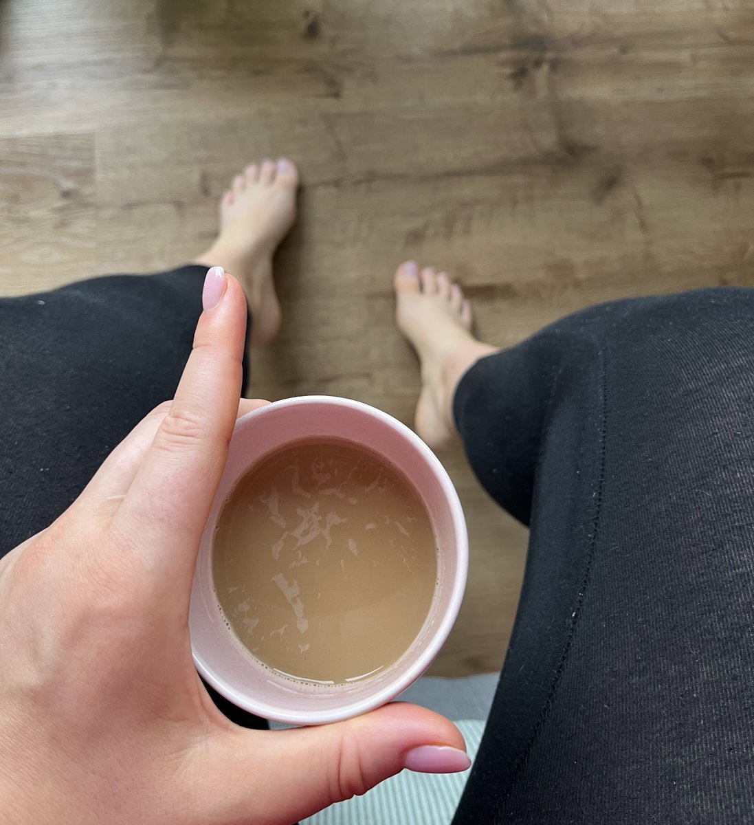 Kurze Kaffeepause für mich, aber ob du die eine Pause verdient hast, ich weiß ja nicht 😂😈
Und der Anblick meiner Finger und der wunderschönen Füße im Hintergrund machen dich auf der Arbeit schon wieder ganz verrückt 🔥