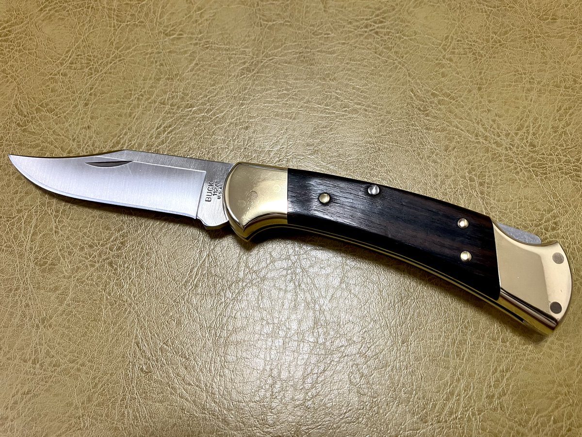 tosh_endo's tweet image. 30年以上前に購入したBuck 112 Ranger。
実家に置いたままだったので、帰省の際に持ってきました。強化樹脂製ハンドルの軽いナイフに慣れてしまった手には、真鍮製フレームはかなり重量感を感じます。
クリーニングも済んだので、このまま保管する予定です。
#buckknife