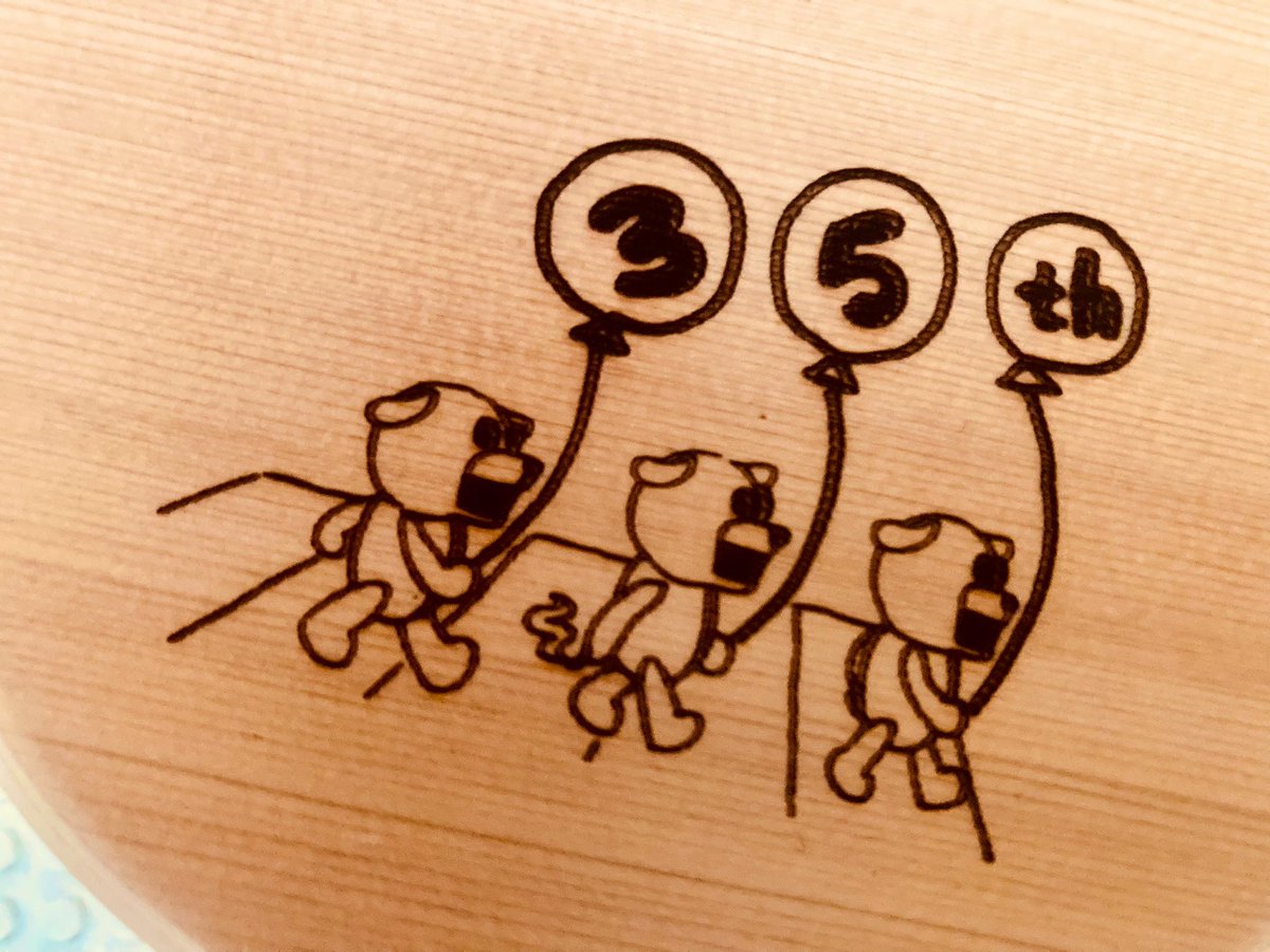 miccazizi's tweet photo. ㊗️the pillows 35th 
ポンコツおバスターズ、無事、916豊洲行って来たー💕お祝い遅れたけど😅夫の作る木曽ヒノキの曲げわっぱ弁当箱、35周年記念にお義兄さんのお店に刻印オーダー。とても可愛いじゃないか！！
バスター君達もお祝い🎉
タバコ🚬見えへんな😅
＃thepillows  ＃豊田市足助 ＃曲げわっぱ https://t.co/kpSRLjqPqB