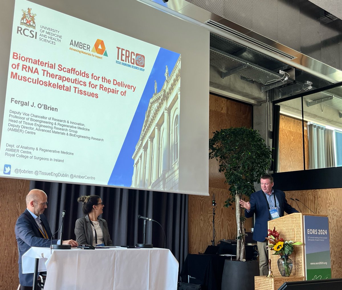 on_found's tweet photo. Two fantastic talks by Elizabeth Rosado Balmayor on mRNA therapy for musculoskeletal regeneration and by Fergal O’Brien on Biomaterial Scaffolds for the Delivery of RNA Therapeutics for Repair of Musculoskeletal Tissues to start the EORS 32nd annual meeting! https://t.co/8f4xsQ6Kbj