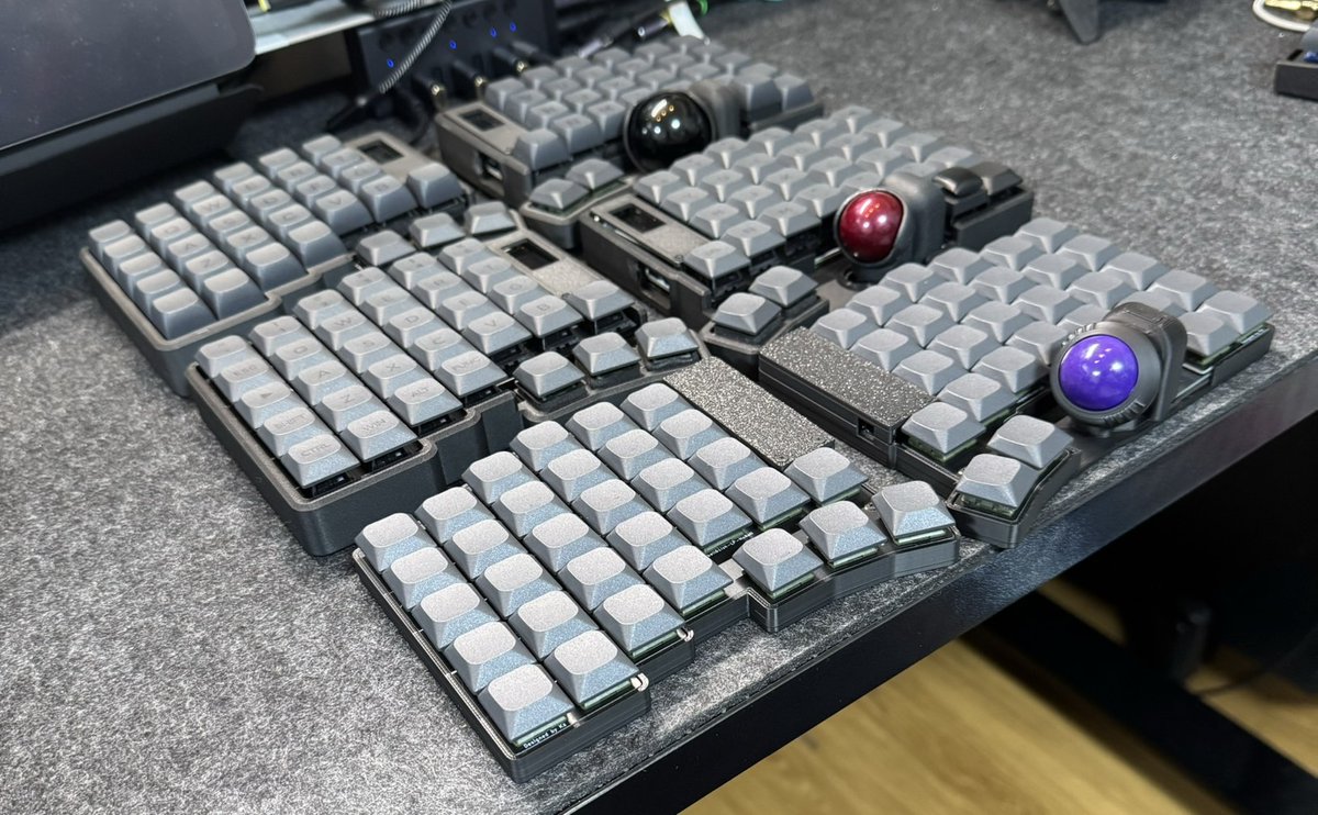 lazuogozen's tweet photo. Kzさま(@kazu_dob)デザインのkeyball61ishが届いたので、細かい設定は後回しにしてお迎えの記念撮影！！

61だから分かるこの薄さ！
61だから分かるこの軽さ！！
収納ケースに入れても、本家61とほとんどサイズが変わらないコンパクトさ！！

本当にありがとうございます。
#Keyballish https://t.co/bYz027AdUo