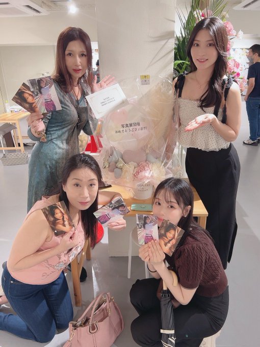 本日は #本庄鈴 ちゃん #写真展 へ行ってきました  普段見ない表情だったり 改めて色々発見しました‼️  サインも書いて貰ったり 楽しい時間でした  写真展オススメです❗️  #本庄鈴  #時田亜美<a href="/tag/%E6%9C%AC%E5%BA%84%E9%88%B4"class="tags">#本庄鈴</a><a href="/tag/%E5%86%99%E7%9C%9F%E5%B1%95"class="tags">#写真展</a><a href="/tag/%E6%9C%AC%E5%BA%84%E9%88%B4"class="tags">#本庄鈴</a><a href="/tag/%E4%BC%8A%E7%B9%94%E6%B6%BC%E5%AD%90"class="tags"><span>#伊織涼子</span></a><a href="/tag/%E5%B3%B6%E6%B4%A5%E3%81%8B%E3%81%8A%E3%82%8B"class="tags"><span>#島津かおる</span></a><a href="/tag/%E6%99%82%E7%94%B0%E4%BA%9C%E7%BE%8E"class="tags"><span>#時田亜美</span></a>