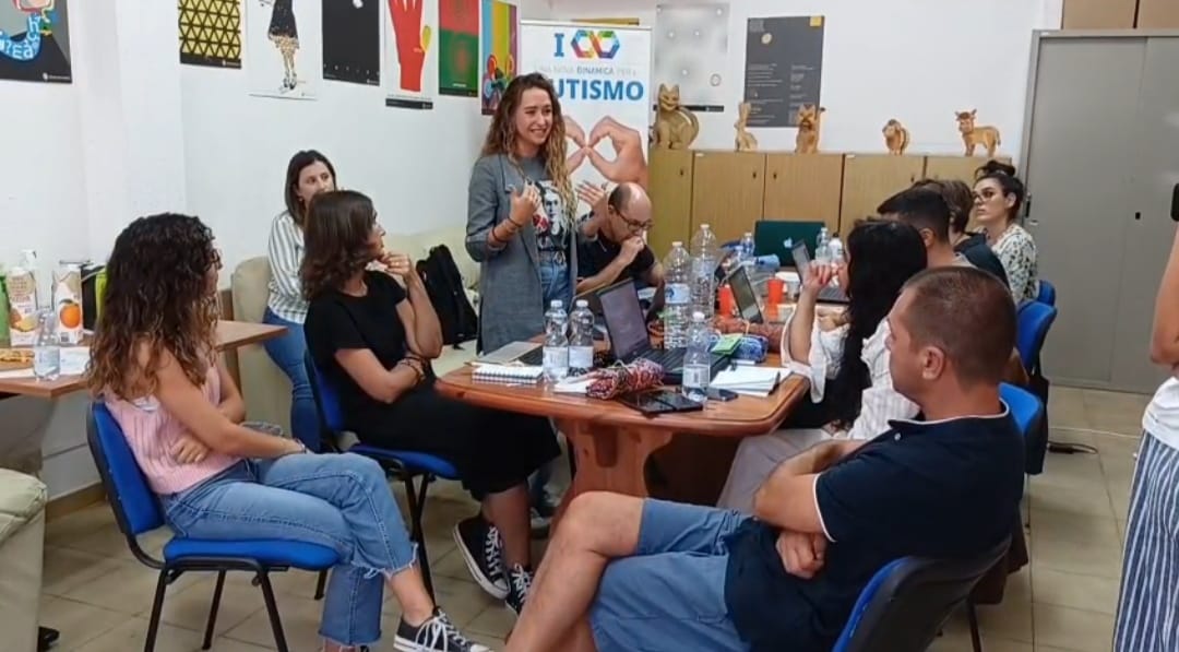Autismo_Sevilla's tweet photo. Esta semana estamos en Cerdeña con el seguimiento del proyecto de teatro #SDIT.
Nuestra compañera Alicia ha expuesto al equipo los resultados del grupo focal en el que participaron personas con autismo y el grupo de expertos en teatro.
Proyecto con el apoyo de #Erasmus+ https://t.co/2m5nNhNRTA