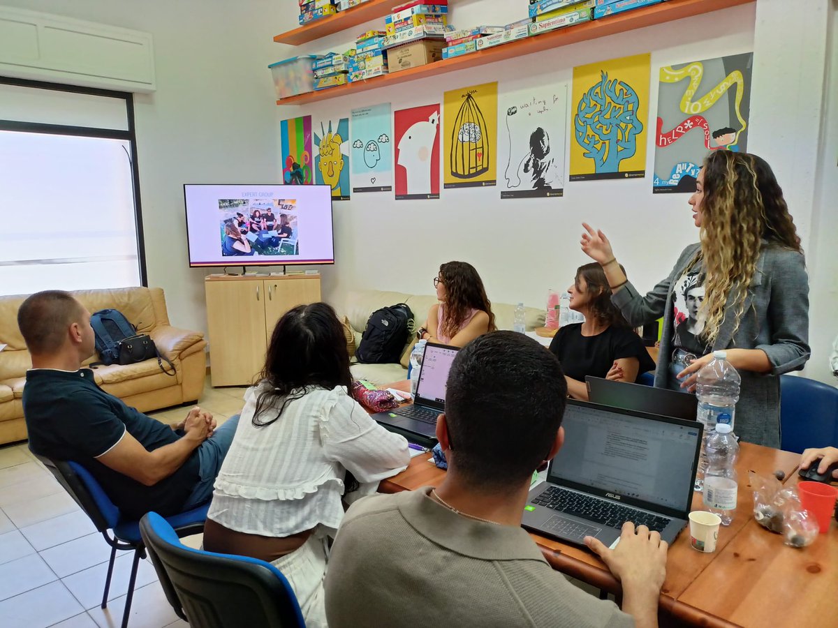 Autismo_Sevilla's tweet photo. Esta semana estamos en Cerdeña con el seguimiento del proyecto de teatro #SDIT.
Nuestra compañera Alicia ha expuesto al equipo los resultados del grupo focal en el que participaron personas con autismo y el grupo de expertos en teatro.
Proyecto con el apoyo de #Erasmus+ https://t.co/2m5nNhNRTA