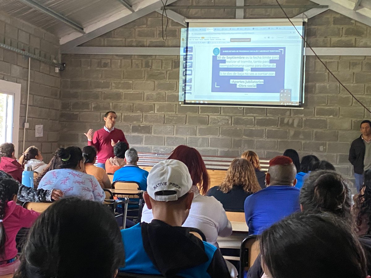 promfamiliarmsm's tweet photo. Iniciaron las charlas informativas sobre el reempadronamiento del Monotributo Social para quienes forman parte de los programas Volver al Trabajo y Acompañamiento Social que entrarán en vigencia a partir del 1 de octubre. https://t.co/WQOoZewvqx