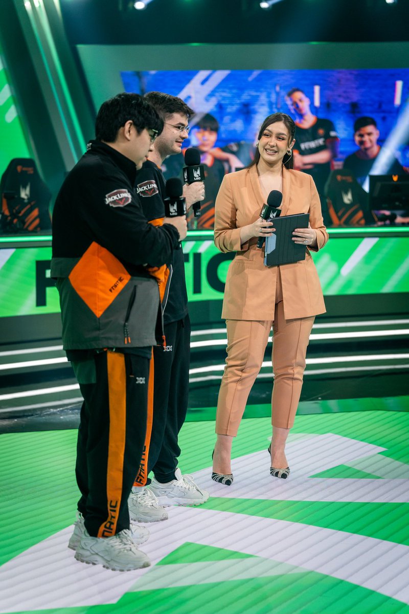 Hi everyone! 

If any org/team is looking for Worlds 2024 content/interviews, I am based in Berlin and would love to work with you!

Have worked as a host, interviewer, analyst and colour caster for Tier 1 Leagues!

My dms are open!

Shares 🔁 and Likes ❤️ really appreciated 💜