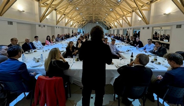 coragamarnik's tweet photo. Postales de Argentina hoy
Asado en Olivos festejando el veto al aumento a jubilados / Pasajeros del  Roca caminando por las vías porque no pueden pagar el boleto. https://t.co/9Egem9tV8D