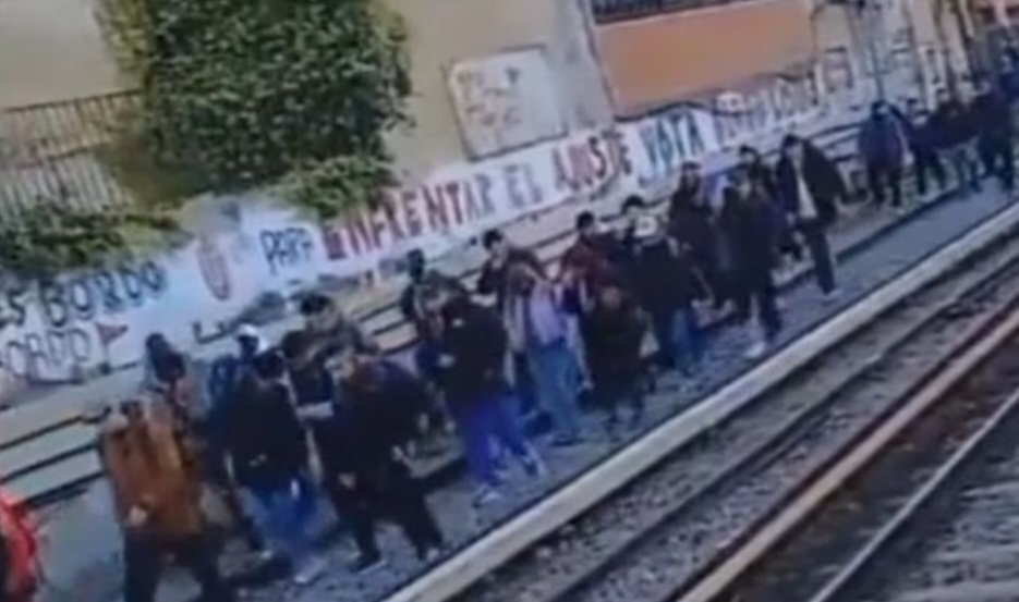 Postales de Argentina hoy
Asado en Olivos festejando el veto al aumento a jubilados / Pasajeros del  Roca caminando por las vías porque no pueden pagar el boleto.
