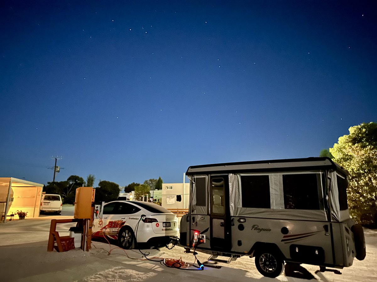 harald_murphy's tweet photo. #evadventure
#AUSYLongLap #AUSYVanTour
@VarietyAU
@Tesla @TeslaAUNZ #ModelY
Day 17
Arrived #Penong #SouthAustralia after traveling 74km from #Ceduna. Efficiency 336Wh/km.
Charging at the Penong caravan park on a 32A three phase socket.
Day 17 total 841km
Tour subtotal 15,391km https://t.co/QqA2BN5NZH