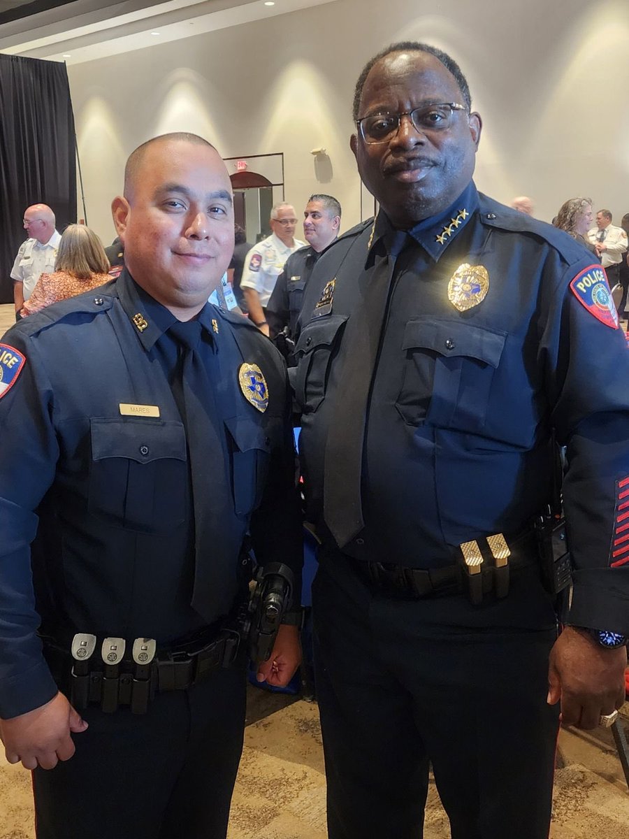 HumbleISD_EOC's tweet photo. Congratulations to Corporal Mares for earning the Peace Officer of the Year Award. Huge thanks to Partnership Lake Houston for hosting this event for all of our First Responders. #KidsSafe @HumbleISD https://t.co/SXeLz71vnc