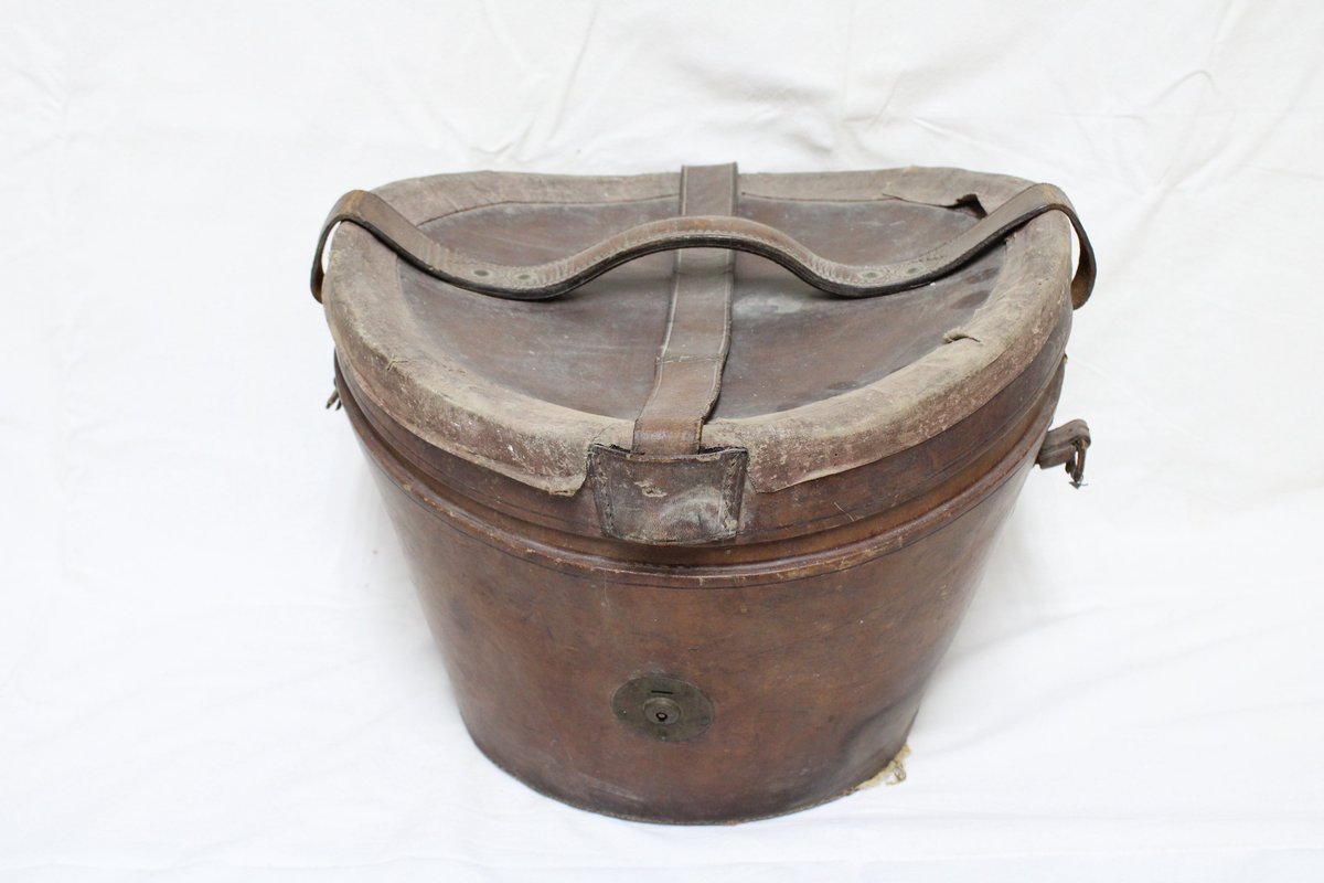 muccastello's tweet photo. ❓SOLUCIÓ #ObjectedelMesMETCAS: L'objecte del mes de setembre es tracta d'una barretera de cuir per a barret de copa.
📝Les barreteres d'este tipus es van fabricar entre finals del segle XIX i principis del XX, època en què els barrets de copa estaven de moda.
#MUCC #METCAS https://t.co/GVJyBs0SEI