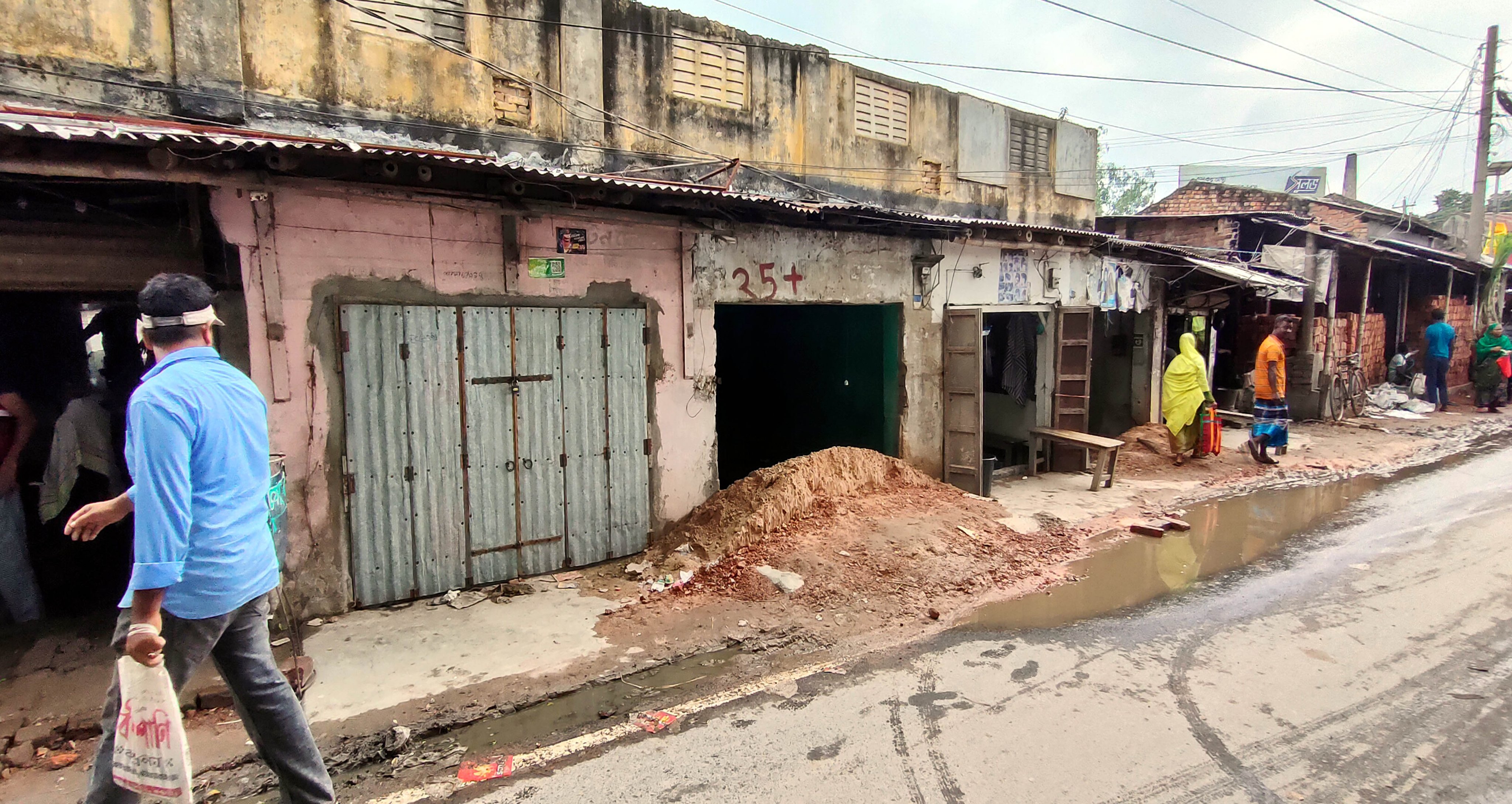 দোকান ঘর হারিয়ে পথে বসেছে দোকানীরা, দ্বারে দ্বারে ঘুরেও মিলছে না সুষ্ঠ সমাধান