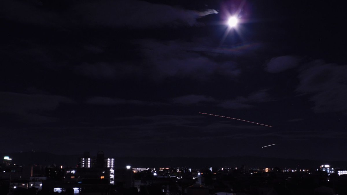 osakajp8's tweet photo. 今夜は満月ですね🌕生駒山へFlightradar24を向けるとたくさん飛んでたので、B600の比較明合成モードと月モードで撮影🌕✈️📷
また明日も頑張ろ〜🌕😄

今日もお疲れ様でした🍵
#いまそら #満月  #B600  #航跡  #生駒山 https://t.co/OfndM6eirp