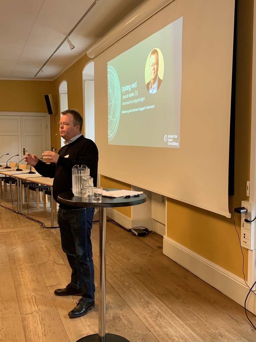 “Det er noteret, at I efterspørger mere handling end bare ord fra politisk side. Vi bliver nødt til at gøre noget ved ressourceforbruget og handle på det”
Så er <a href="/Henrikm86712011/">Henrik møller</a> igang med at holde åbningstalen på <a href="/gronomstilling/">Rådet for Grøn Omstilling</a>’s konference om Cirkulært Byggeri