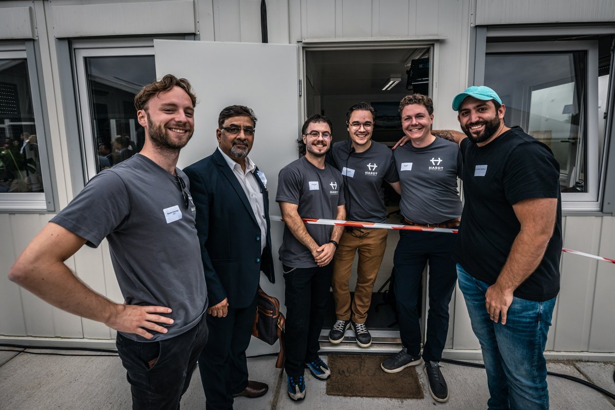 Our first successful test at the European #Hyperloop Center was only possible thanks to the dedication and hard work of the entire Hardt Hyperloop team 💪

A huge thank you to everyone who contributed to this incredible milestone! 

📸Ronnie Zeemering
 #Innovation #Technology