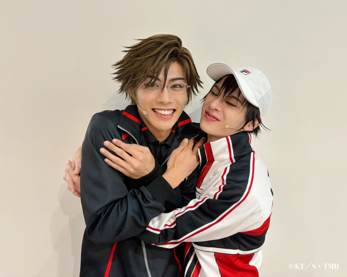 TennimuNews's tweet photo. 【 #新テニミュ 】38公演目🎾
ご来場いただいた皆さま、誠にありがとうございました！本日の写真は手塚とリョーマ🇩🇪🇯🇵仲良しオフショットもいただきました📸明日9/19(木)は13:00公演と18:00公演の2回！劇場でお待ちしております！ https://t.co/FwgNQCIx0B