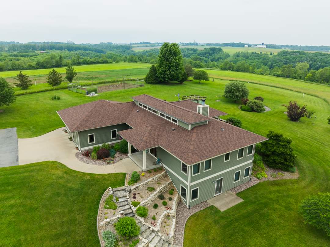 KickapooRoofing's tweet image. Your home deserves the best, and we're here to provide it! With a variety of shingle styles and colors, we help you choose the perfect fit for your roof. Check out this recent project featuring @MalarkeyRoofing Products ! 🏡✨  

We focus on using top-notch materials to ensure…