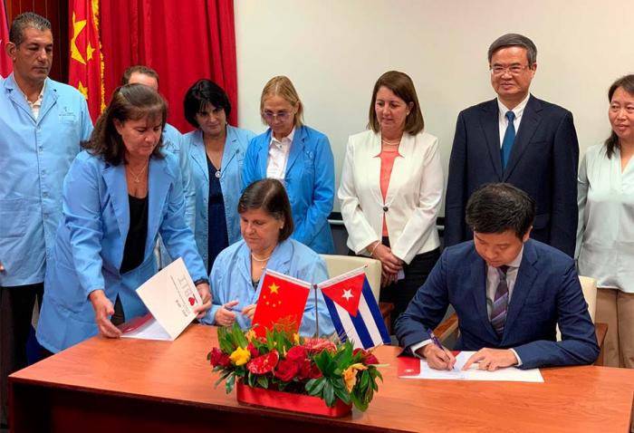 Centro de Inmunoensayo de #Cuba 🇨🇺 y el Instituto Tecnológico de Beijing, firmaron un memorando de entendimiento para la creación en #China 🇨🇳de un laboratorio conjunto, enfocado en ampliar la colaboración científica académica. #ArtemisaJuntosSomosMás