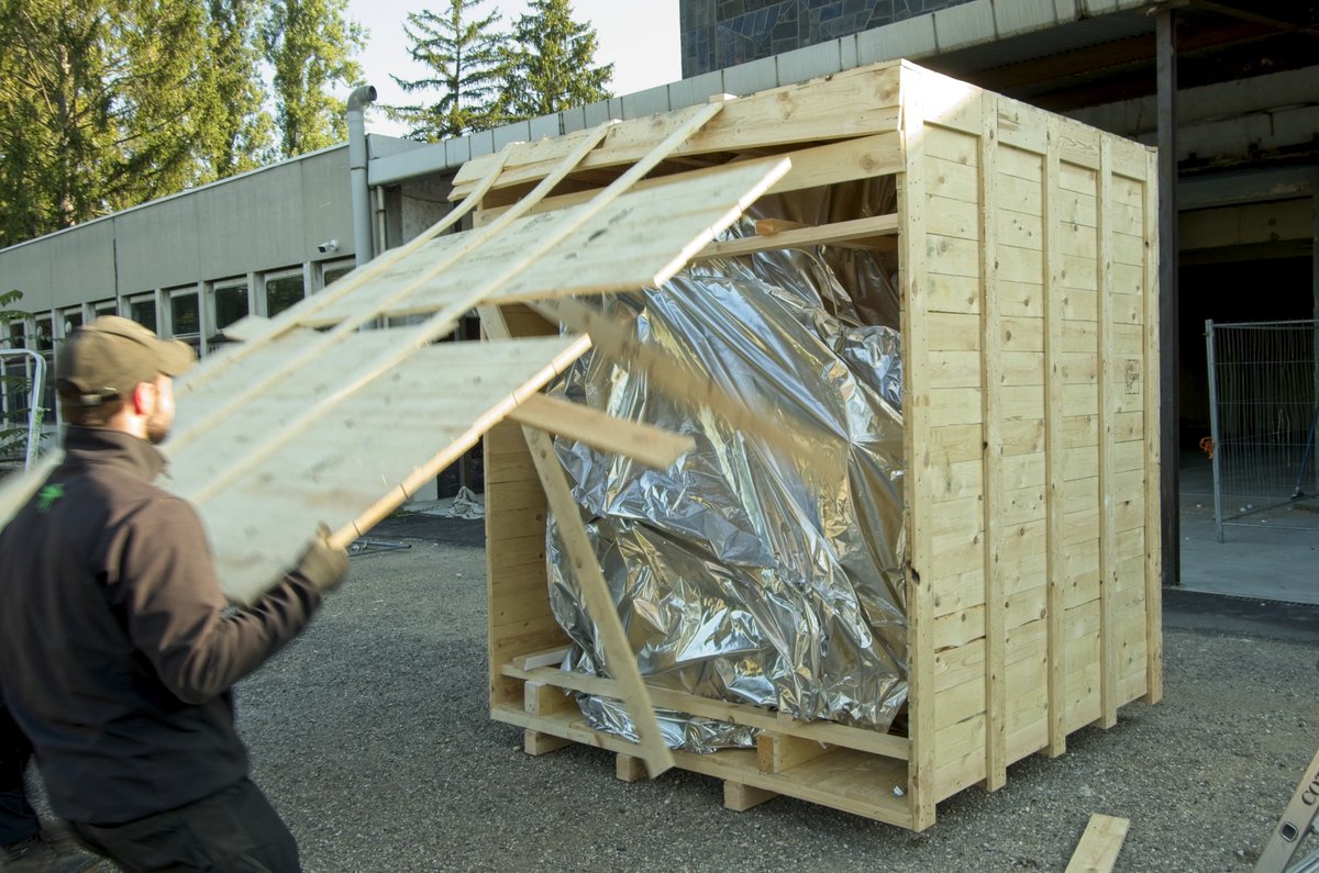 ❓Livraison aujourd'hui d'un nouvel équipement à <a href="/LMA_IN2P3/">LMA_IN2P3</a> et <a href="/IP2ILyon/">IP2I Lyon</a>  qui ouvrira une nouvelle page dans le développement des grands miroirs hautes performances sur le site de Lyon. Nous vous dévoilerons le contenu de la boite en bois (de plusieurs tonnes) demain.