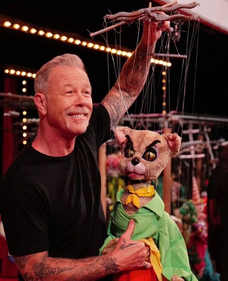 this is a tweet for sharing best photos of James Hetfield: