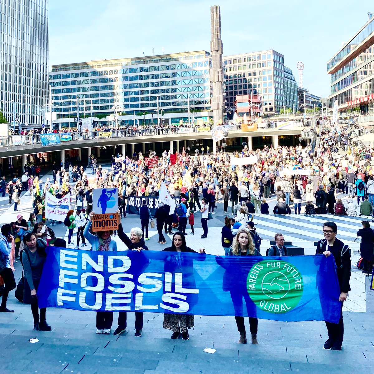 parents4futureG's tweet image. Parents are joining the global action week to demand to #EndFossilFuels

We demand a just transition including adequate climate finance for mitigation, adaptation, loss and damage.

We need a #FossilFuelTreaty now! 

Let’s build the better, equitable future our children deserve!