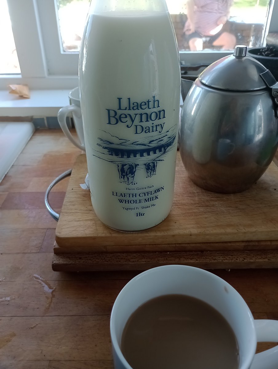MichelleWinif's tweet photo. Picked up some real un plasticised milk today. Lovely #Llaeth https://t.co/veBibYh8Fd
