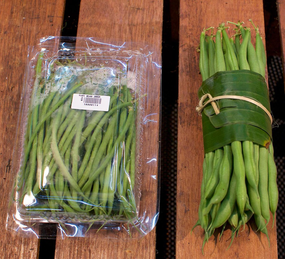 Vegetales envueltos en hojas de plátano vs plástico de un sólo uso, tampoco lo veo tan complicado...