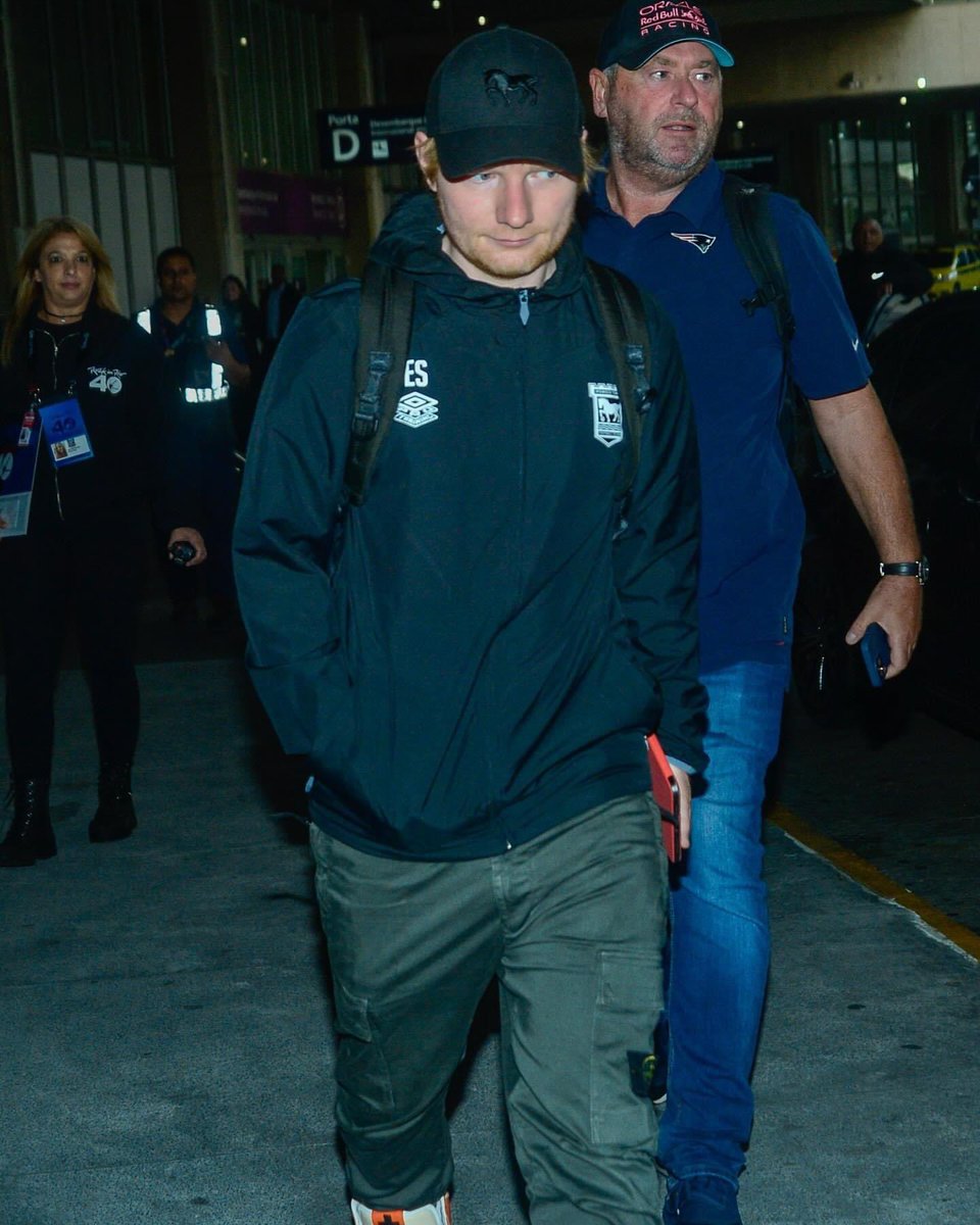 estounagrade's tweet photo. Ed Sheeran desembarcou nessa manhã (18) no aeroporto do Gale��o, para sua apresentação no Rock In Rio que acontecerá amanhã (19), ansiosos? 🥰 https://t.co/Q3wMCU6npq