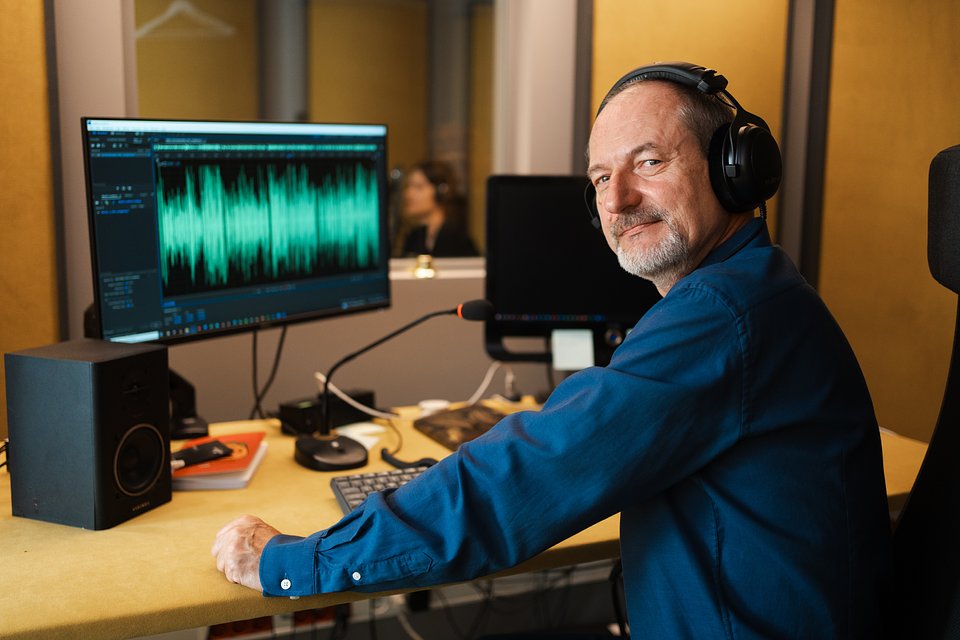 RzecznikEmpik's tweet photo. @EmpikGo otworzył największe w Polsce studia nagraniowe dedykowane audiobookom i podcastom 🎙️ To pierwsze takie miejsce, w którym jednocześnie mogą powstać produkcje lektorskie (tzw. #singlevoice) oraz #słuchowiska na wiele głosów.
https://t.co/j2ZP1WL6Xk 
#digitalcontent #Empik https://t.co/FVxKTyU9u4