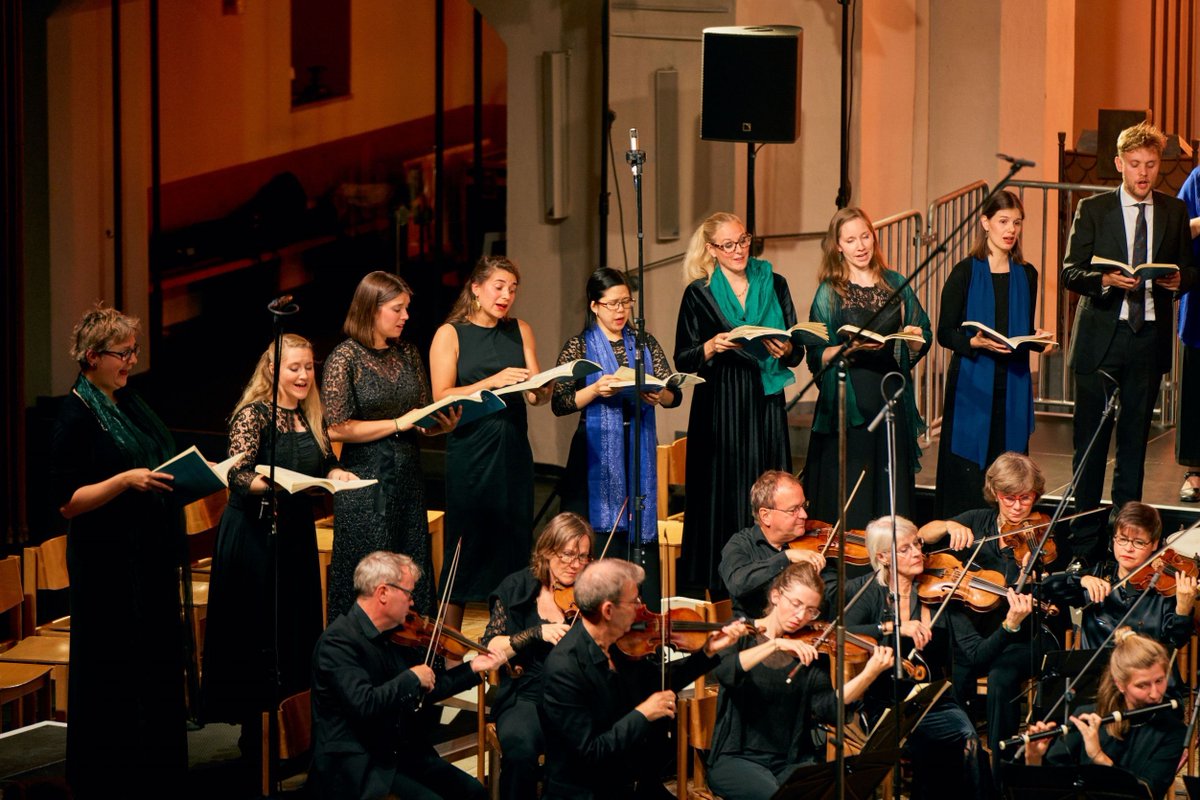 Beethovenfest's tweet photo. #Recap Bachs h-Moll-Messe mit Vox Luminis und @freiburgbaroque: Gestern stand das Publikum in der ausverkauften Bonner Kreuzkirche nach dem letzten, volltönenden Klang des Dona nobis pacem geschlossen auf, um einer erhebenden Aufführung zu applaudieren. __
📷 Sebastian Wolf https://t.co/sbq8EtfQ6l