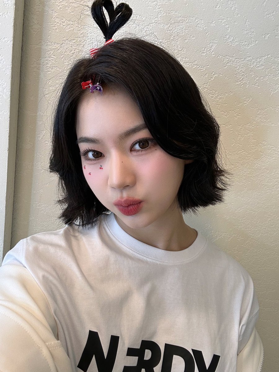 STAYC_talk's tweet photo. 아육대에서 나 찾기 쉬웠지?💖

#STAYC #스테이씨 #ISA #아이사 https://t.co/TBWBU6LN9i