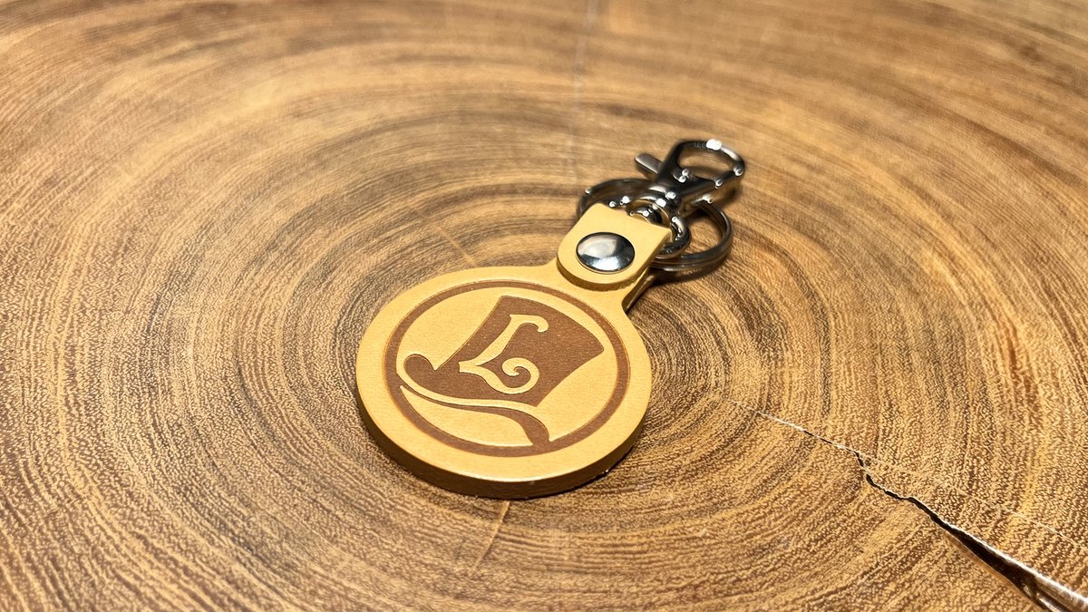 東京ゲームショウ2024 試遊特典】 『レイトン教授と蒸気の新世界』の試遊特典「ひらめきコイン風レザーキーチャーム」をご紹介！  仕事や勉強に行き詰まったときにひらめきのヒントをくれるかも…？ 当日はレベルファイブブースでお待ちしております！ #レイトン #TGS2024