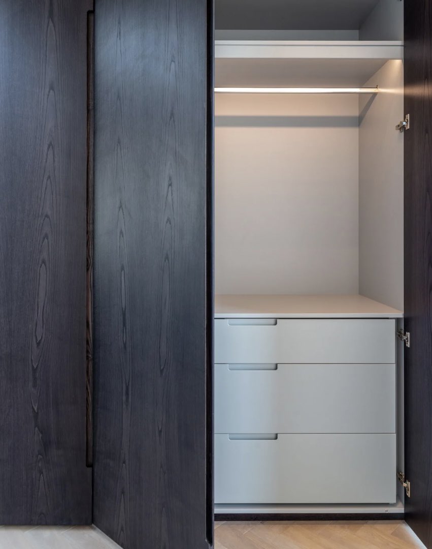 Joinery is more than just functional; it’s an art that ties together the essence of a space, making it both aesthetically pleasing and practical

#bydobuild #dobuild #fineconstruction #CIOB #BIID #TheList