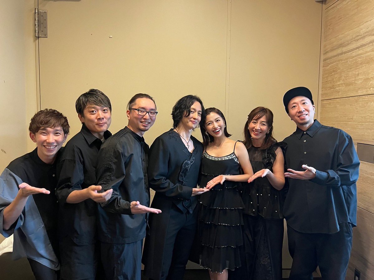 MichaelKLeeJC's tweet photo. 「Michael meets marvelous Friends!」

2日目も無事に終了🥂

2日目のゲストは #新妻聖子 さん💫
デュエット2曲はうっとりと夢見心地でした🥰

いよいよ明日でラスト1公演😢
日替わり楽曲ももちろん、あり〼

#マイケル・K・リー https://t.co/BWFQhNPZQ6