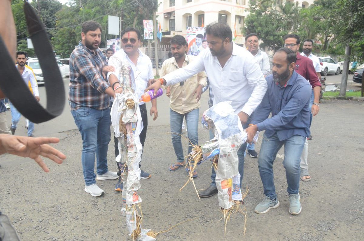 Narendraiyc's tweet photo. श्री राहुल गांधी जी के ख़िलाफ़ आपतिजनक टिप्पणी करने के ख़िलाफ़ युवा कांग्रेस भोपाल के अध्यक्ष नरेंद्र यादव के नेतृत्व में @narendramodi , @RavneetBittu , रघुराज सिंह एवं संजय गायकवाड़ का पुतला दहन किया जाएगा
@RahulGandhi 
@IYCMadhya 
@IYC 
@jitupatwari 
@Allavaru 
@mitendradsingh https://t.co/gfpeQsWQQj